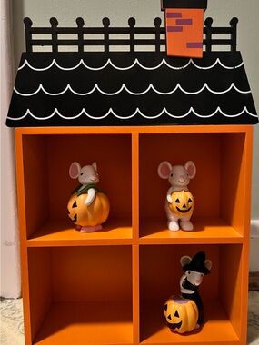 Halloween Mouse Figurines w/wooden shelf